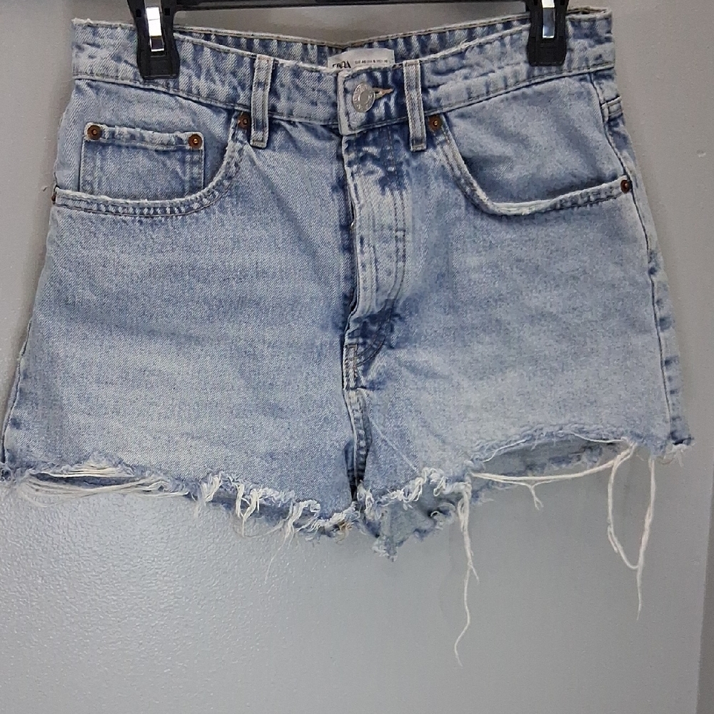 ZARA Size 8 Light Wash Denim Distressed Shorts